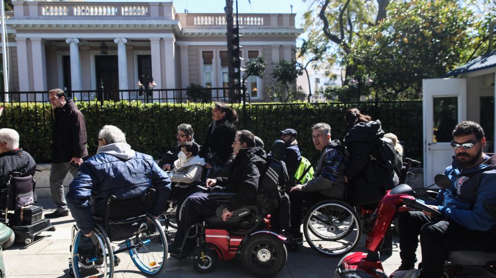 ΟΠΚΕ κατά ΑμεΑ σε πανελλαδική διαμαρτυρία έξω από το Μαξίμου