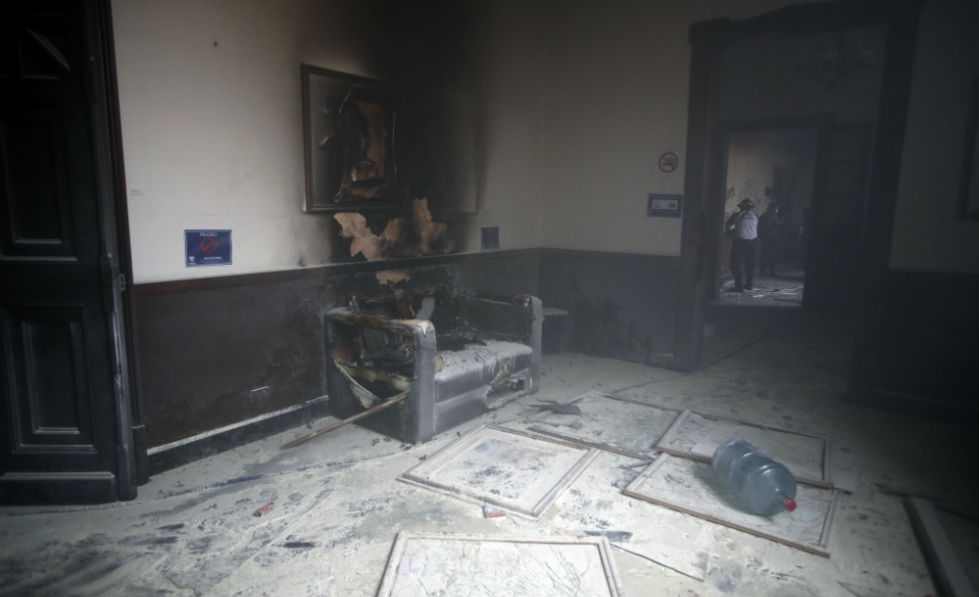 Τη Βουλή της Γουατεμάλας πυρπόλησαν διαδηλωτές ενάντια στις περικοπές