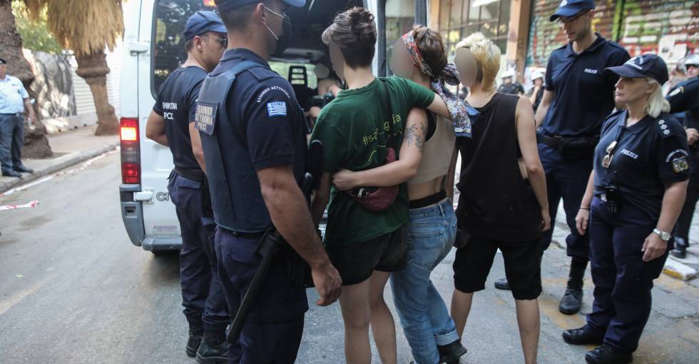 Συνεχής καταστολή στα Εξάρχεια, δεκάδες προσαγωγές κατοίκων 