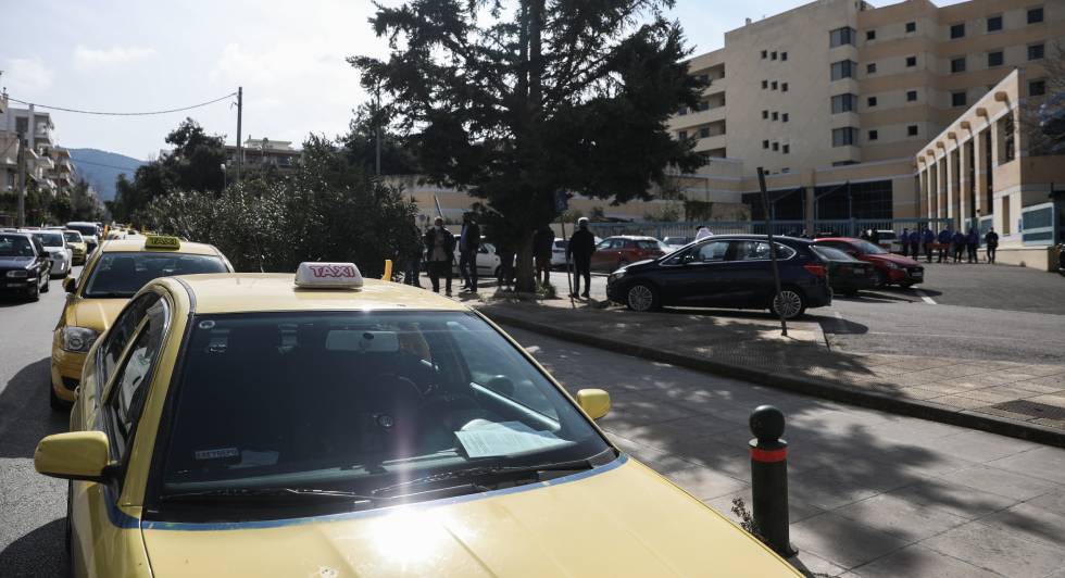Διαμαρτυρία οδηγών ταξί στο υπουργείο Μεταφορών [ Φωτογραφίες ]