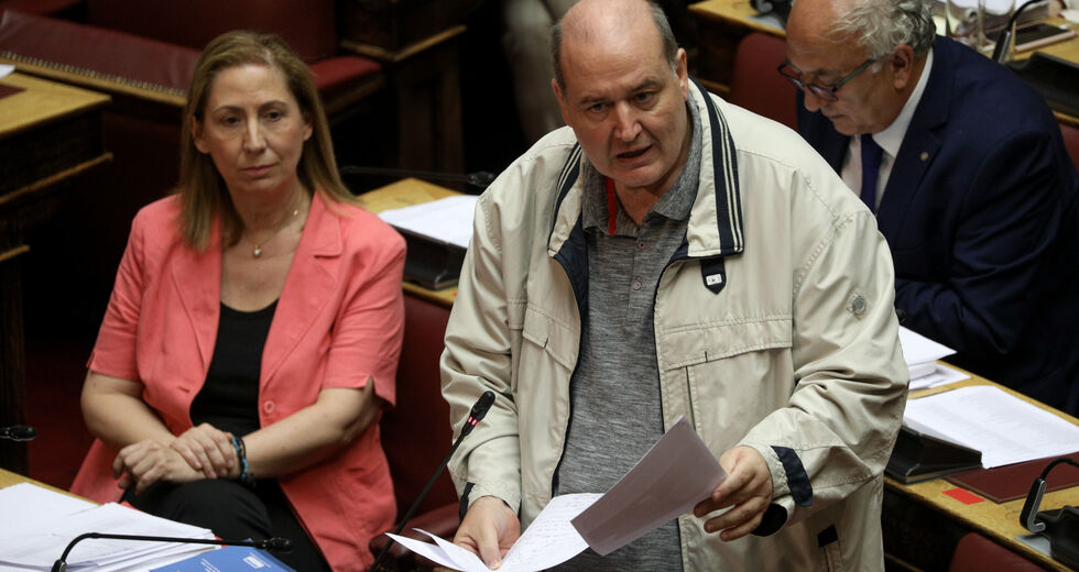 Ακάθεκτη η Κεραμέως με «κλειστά τα αυτιά»