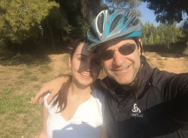 Δύο ροκ τύποι, ο Κυριάκος Μητσοτάκης και η Μιμή Ντενίση