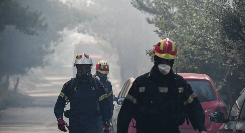 Εικόνες μεγάλης καταστροφής κι υπεράνθρωπης «μάχης» στις φλόγες