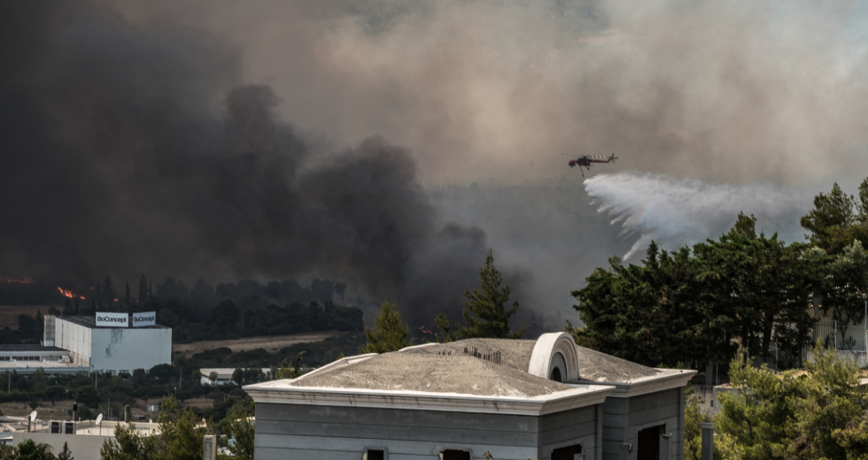 Εκτός ελέγχου η φωτιά στη Βαρυμπόμπη – Απομακρύνονται κάτοικοι, καίγονται σπίτια