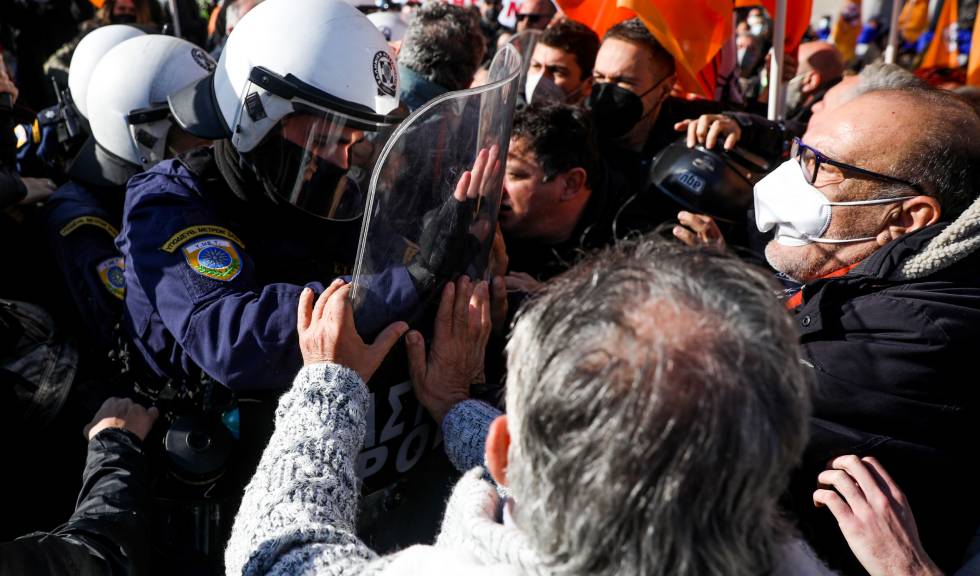 Ένταση και χημικά σε μαζική διαμαρτυρία υγειονομικών στα Προπύλαια