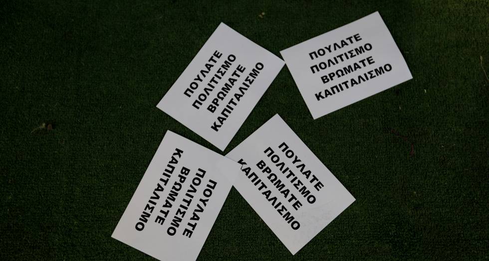 Διαμαρτυρία στον «Ιανό» για εκδίωξη αστέγων: Η ανθρωπιά δεν μαθαίνεται στα βιβλία που πουλάτε;»