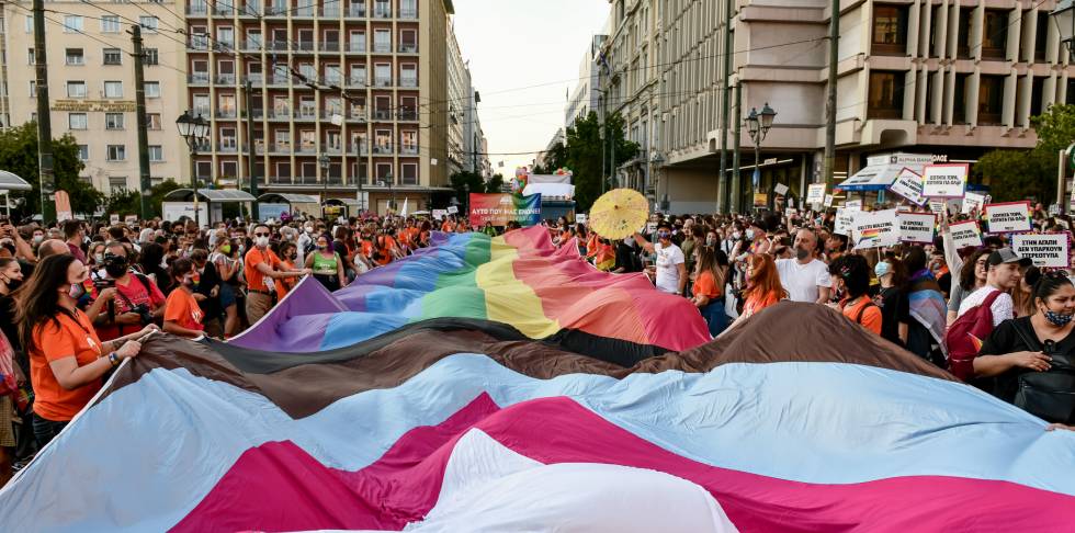 «Σύνθημά μας η αγάπη»: Πολύχρωμο ποτάμι του Pride στην Αθήνα