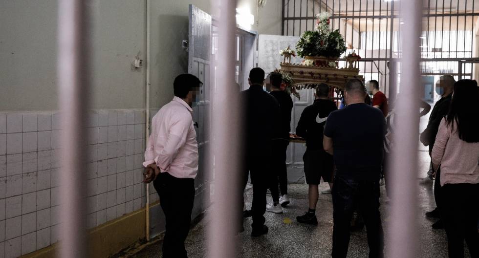 Η περιφορά του Επιταφίου στον Κορυδαλλό σε εικόνες 