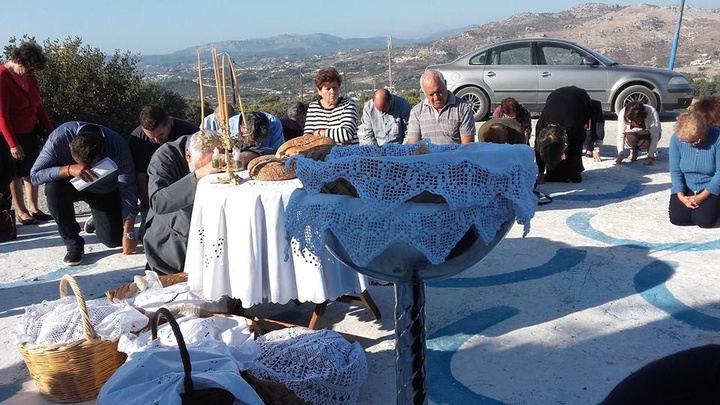 Αλλού βγάζουν βόλτα νεκρούς και αλλού κάνουν λιτανείες γα να βρέξει
