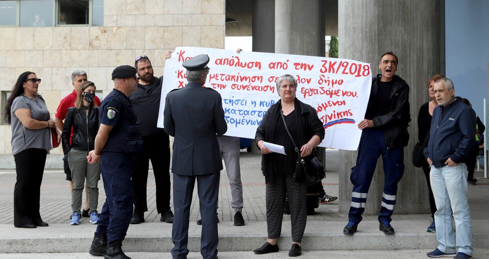 Μουτζούρες στο προφίλ του «ηγέτη που λύνει προβλήματα»