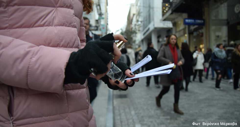 Τα κορίτσια της προώθησης σφίγγουν τα δόντια πίσω από τα χαμόγελα