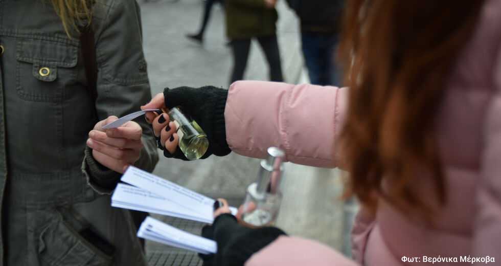 Τα κορίτσια της προώθησης σφίγγουν τα δόντια πίσω από τα χαμόγελα