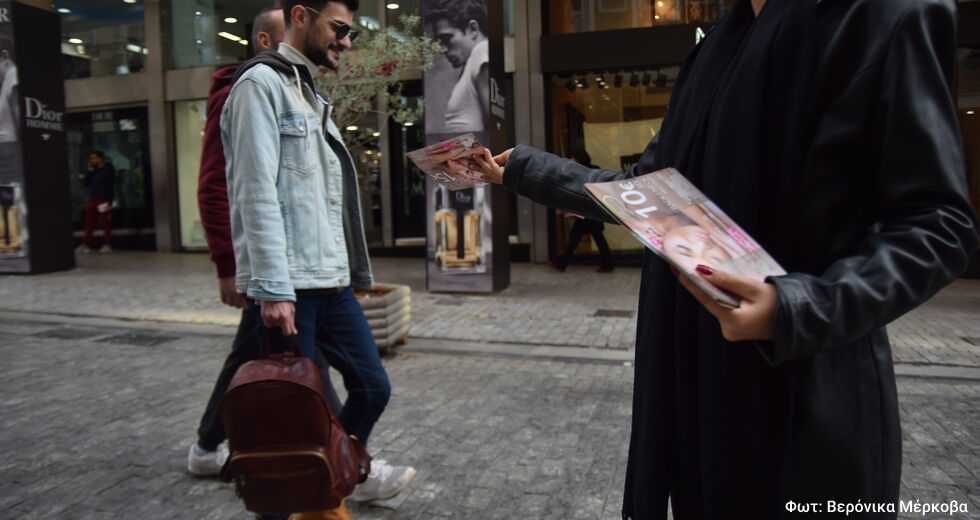 Τα κορίτσια της προώθησης σφίγγουν τα δόντια πίσω από τα χαμόγελα