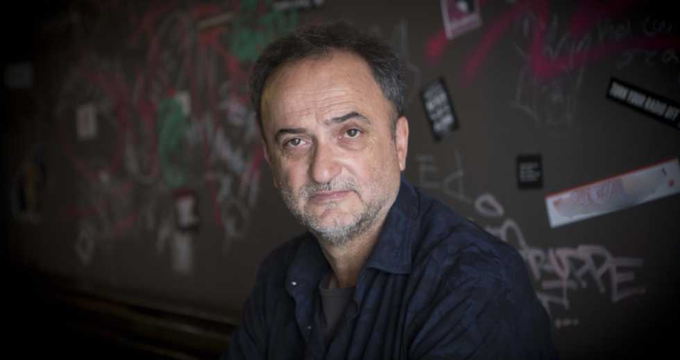 Εφτά συγγραφείς, ένας ήρωας
