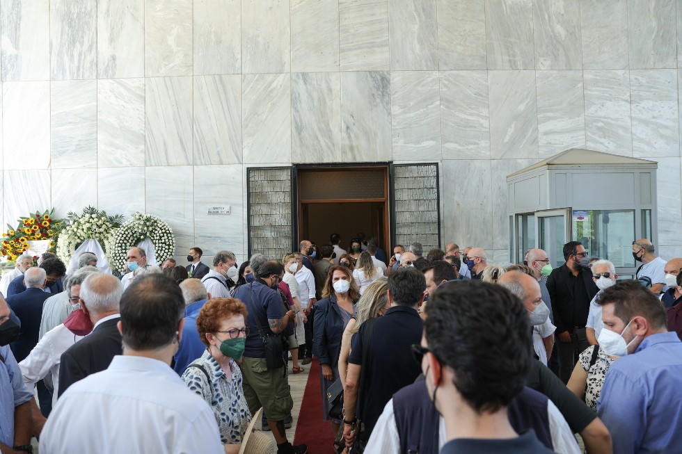 Πολιτικοί και πλήθος κόσμου αποχαιρέτησαν τον Ηλία Νικολακόπουλο