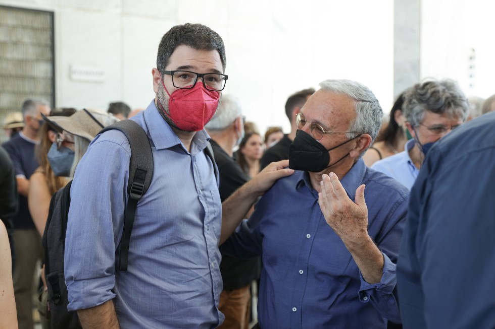 Πολιτικοί και πλήθος κόσμου αποχαιρέτησαν τον Ηλία Νικολακόπουλο