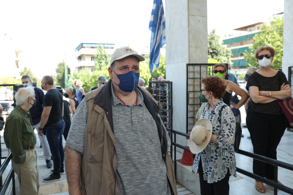 Πολιτικοί και πλήθος κόσμου αποχαιρέτησαν τον Ηλία Νικολακόπουλο