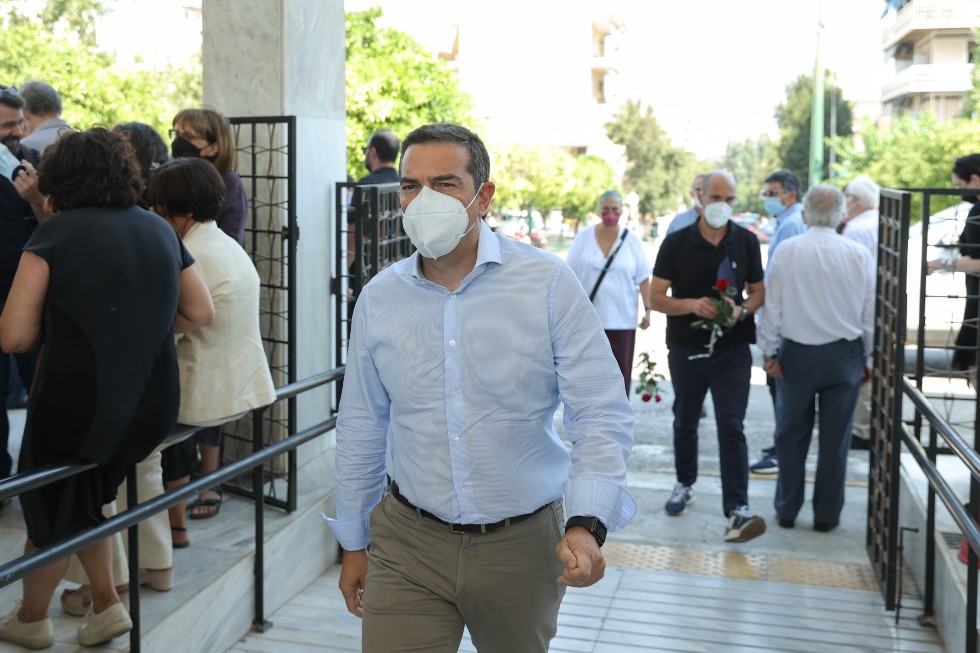 Πολιτικοί και πλήθος κόσμου αποχαιρέτησαν τον Ηλία Νικολακόπουλο