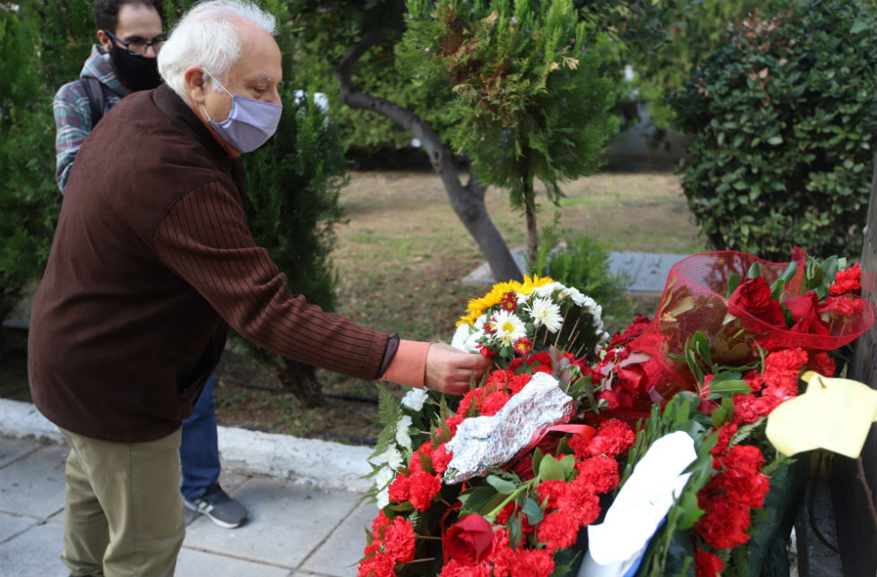 Ένα λουλούδι για τα θύματα του Πολυτεχνείου [Φωτορεπορτάζ]