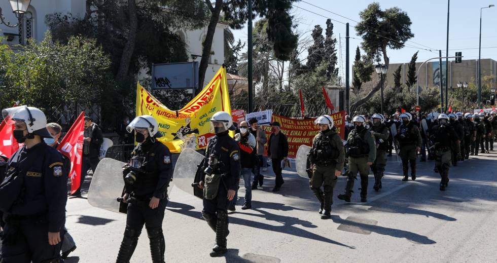 Δυναμική αντιπολεμική και αντινατοϊκή πορεία στην αμερικανική πρεσβεία