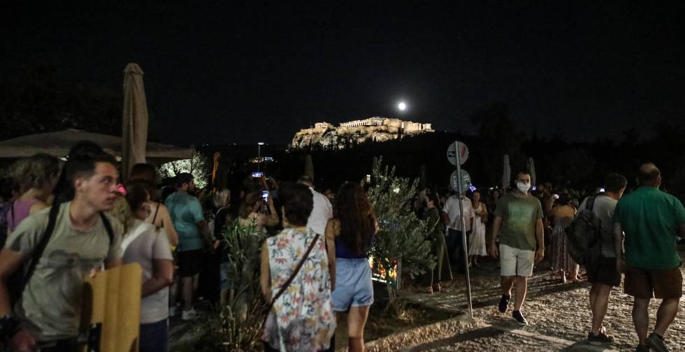 Μάγεψε η τελευταία πανσέληνος του καλοκαιριού [ Φωτογραφίες ]