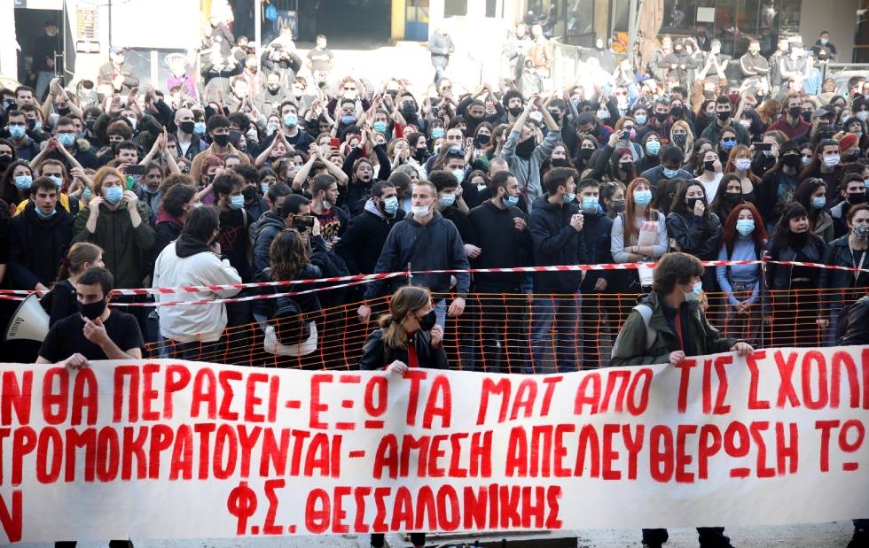 «H τρομοκρατία δεν θα περάσει»: Φωτογραφίες και βίντεο από τις φοιτητικές διαμαρτυρίες