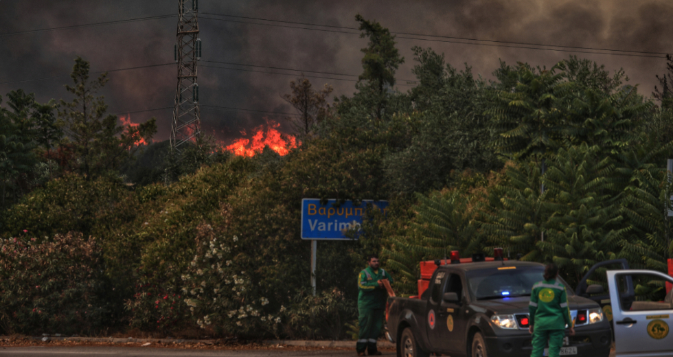 Εκτός ελέγχου η φωτιά στη Βαρυμπόμπη – Απομακρύνονται κάτοικοι, καίγονται σπίτια