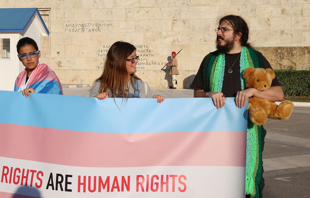 Συγκέντρωση υπέρ των αλλαγών έξω από τη Βουλή