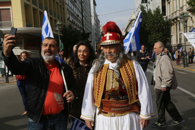 Ακροδεξιά συνθήματα και σημαίες για όλα τα βαλάντια