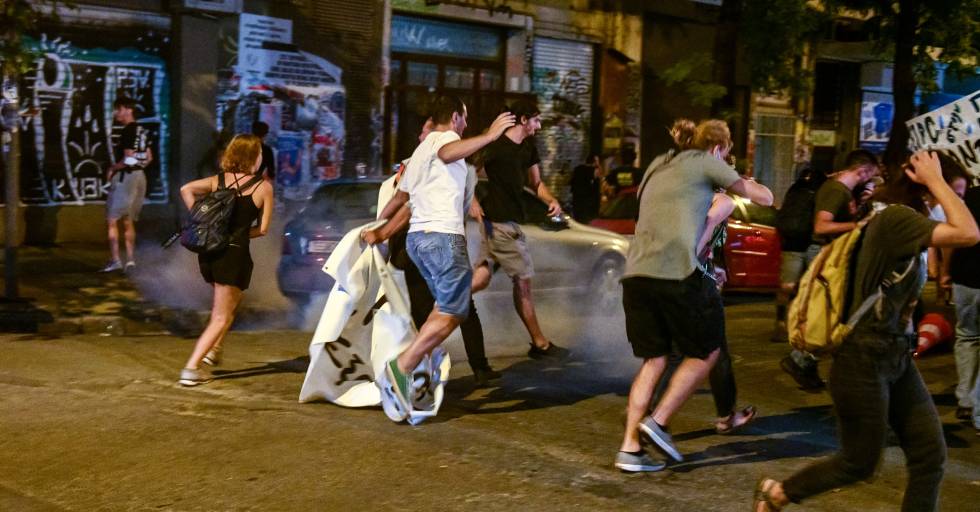 Με χημικά και συλλήψεις η καταστολή μαζικής πορείας για τα Εξάρχεια