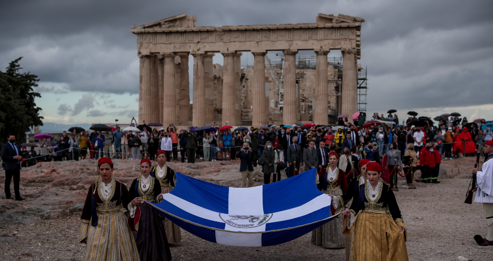 Σε βροχερό κλίμα ο εορτασμός της 77ης επετείου «αποτίναξης» του ναζιστικού ζυγού