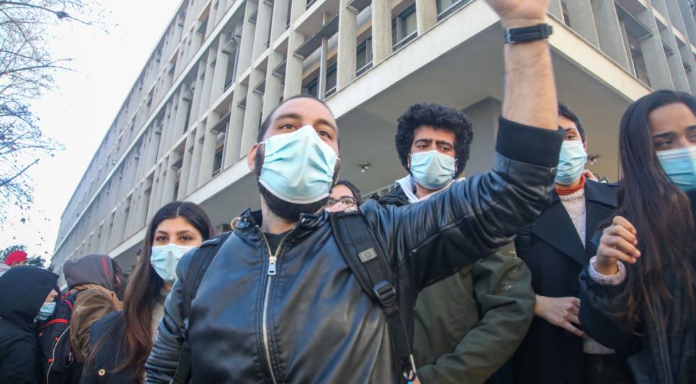 «H τρομοκρατία δεν θα περάσει»: Φωτογραφίες και βίντεο από τις φοιτητικές διαμαρτυρίες