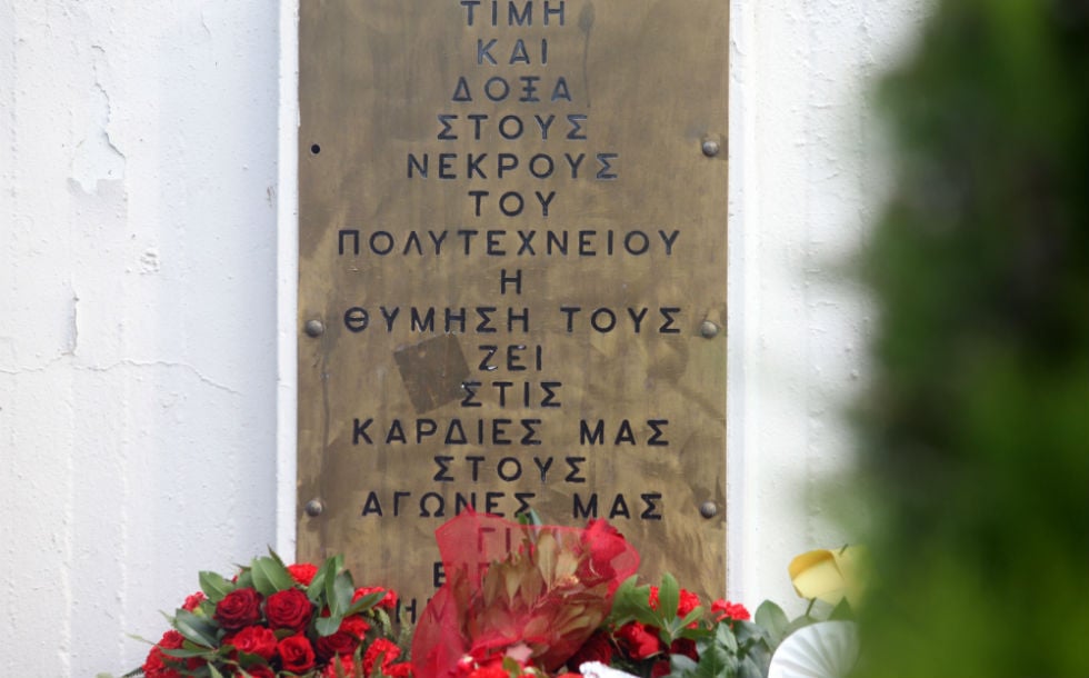 Ένα λουλούδι για τα θύματα του Πολυτεχνείου [Φωτορεπορτάζ]