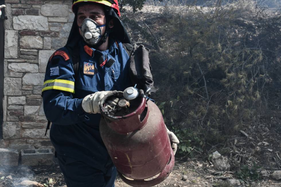 Εικόνες μεγάλης καταστροφής κι υπεράνθρωπης «μάχης» στις φλόγες