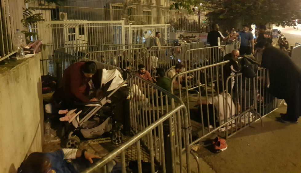 Ντροπιαστικές εικόνες συνωστισμού και χάους έξω από την υπηρεσία Ασύλου