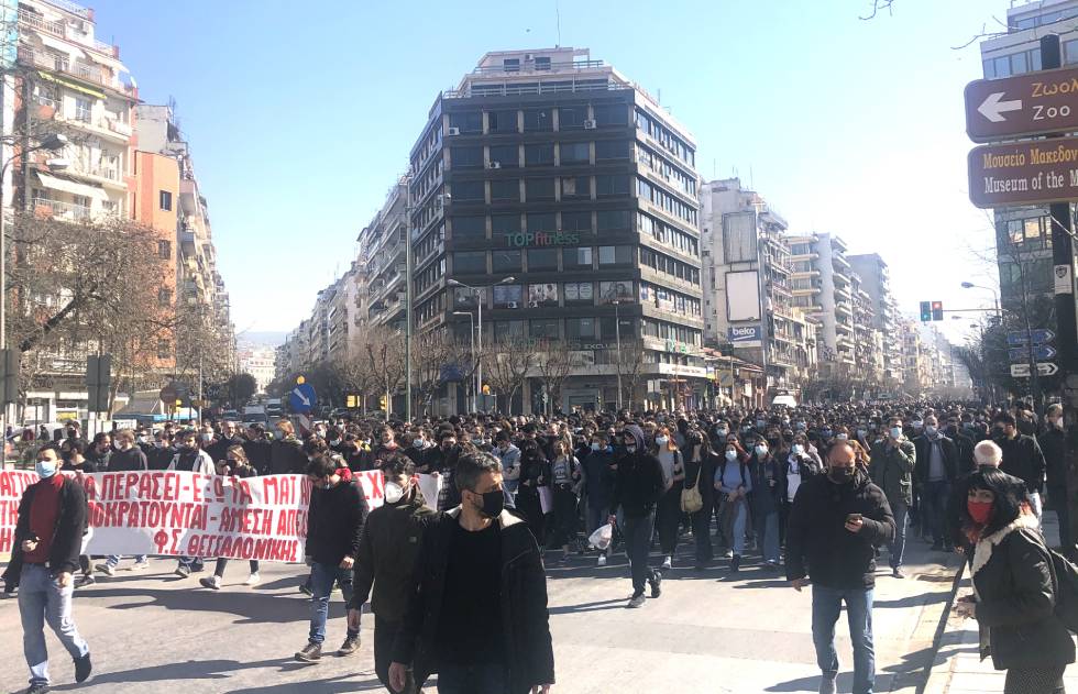 «H τρομοκρατία δεν θα περάσει»: Φωτογραφίες και βίντεο από τις φοιτητικές διαμαρτυρίες
