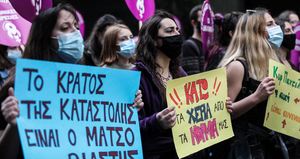 Μουσικές, χρώματα και καταγγελίες στην πορεία για τις 8 Μάρτη