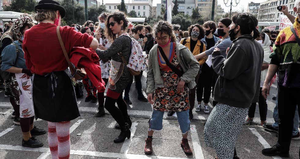 Μουσικές, χρώματα και καταγγελίες στην πορεία για τις 8 Μάρτη