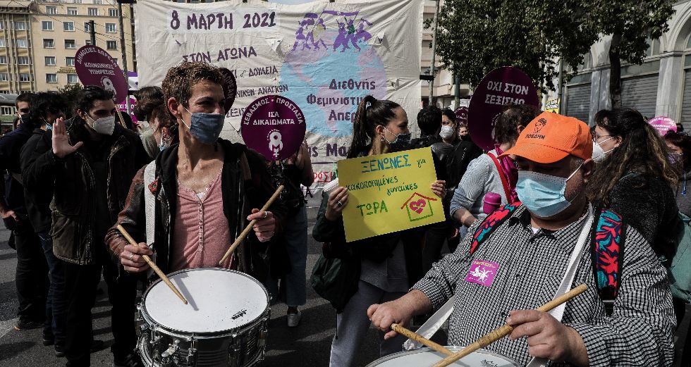 Μουσικές, χρώματα και καταγγελίες στην πορεία για τις 8 Μάρτη