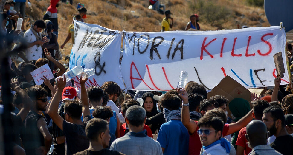 Ξεχειλίζει η απελπισία των προσφύγων στη Μόρια
