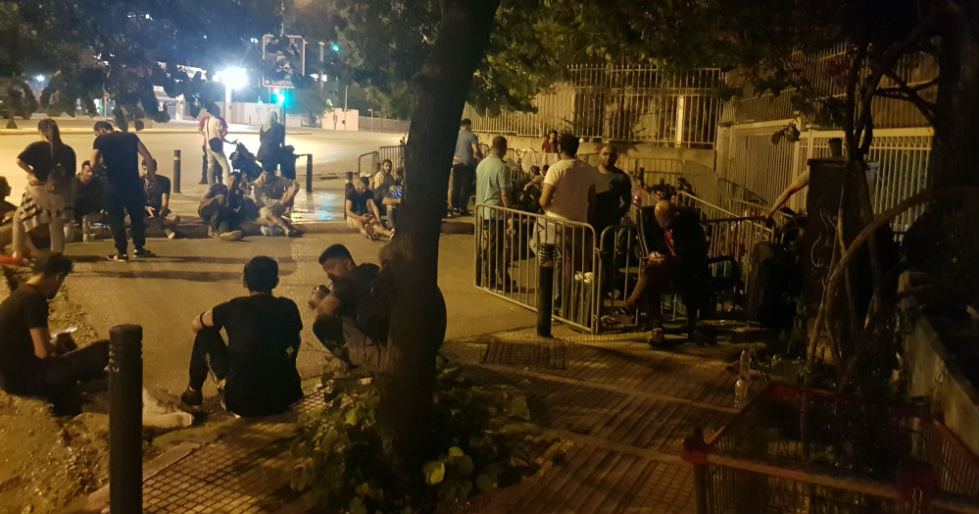 Ντροπιαστικές εικόνες συνωστισμού και χάους έξω από την υπηρεσία Ασύλου