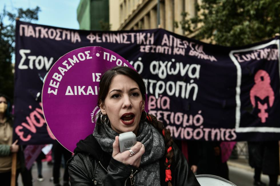 Δυναμικές διαδηλώσεις κατά της έμφυλης βίας με μηνύματα κατά του πολέμου και της εκμετάλλευσης