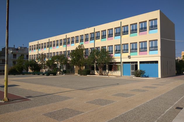 Θεραπευτική γκαλερί τέχνης το 1ο Δημοτικό Σχολείο Περάματος