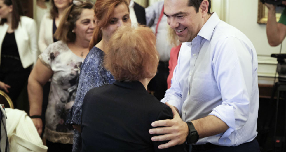 Αλ. Τσίπρας σε καθαρίστριες: Αύξηση 10% στους μισθούς, ένταξη στα ΒΑΕ και διετείς συμβάσεις