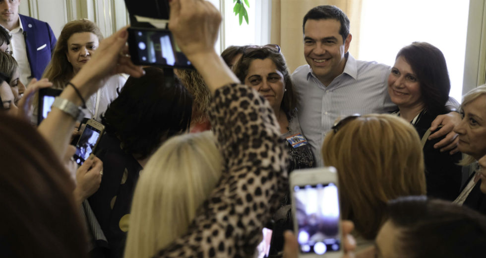 Αλ. Τσίπρας σε καθαρίστριες: Αύξηση 10% στους μισθούς, ένταξη στα ΒΑΕ και διετείς συμβάσεις