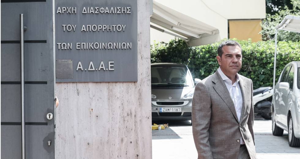 Έρευνα για το αν και πόσοι πολιτικοί παρακολουθούνται ακόμη ζητά ο Αλ. Τσίπρας