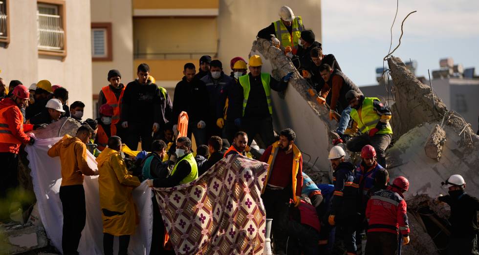 Μάχη με τον χρόνο στα συντρίμμια σε Τουρκία και Συρία