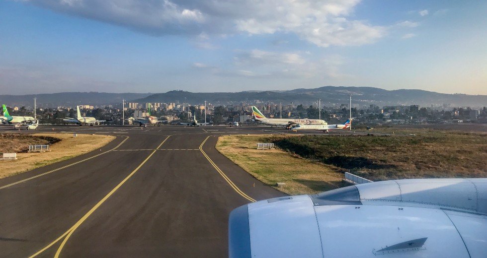 Η Όμικρον εξαπλώνεται, η Ευρώπη «οχυρώνεται»
