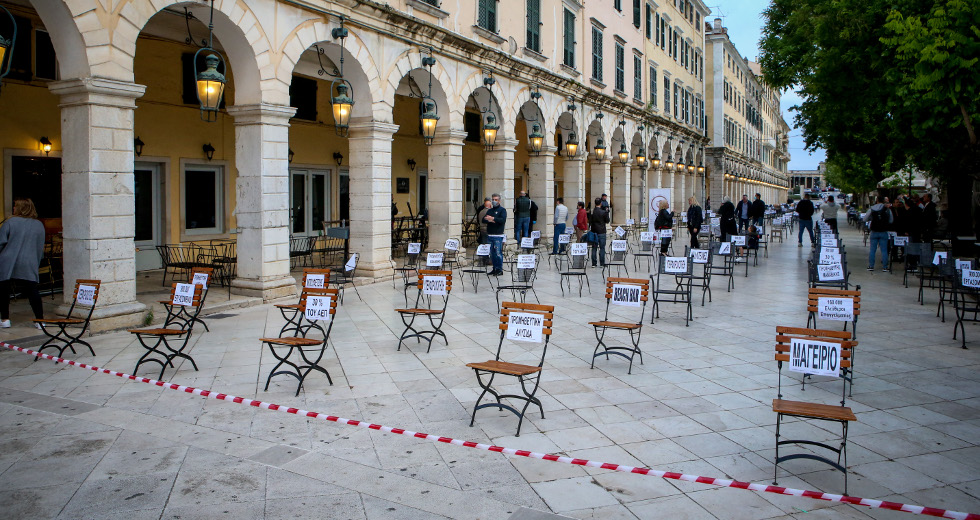 «Άδειες καρέκλες» στις πλατείες της χώρας – Δράση για τις επιχειρήσεις εστίασης