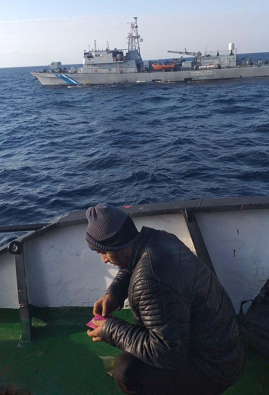 «Περίεργο» περιστατικό με πλοίο με 300-400 πρόσφυγες στο ΝΑ Αιγαίο